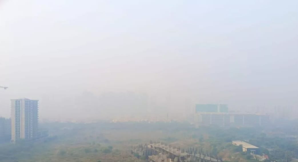 Delhi-NCR में ठंड और स्मॉग की दोहरी मार, जनजीवन बेहाल