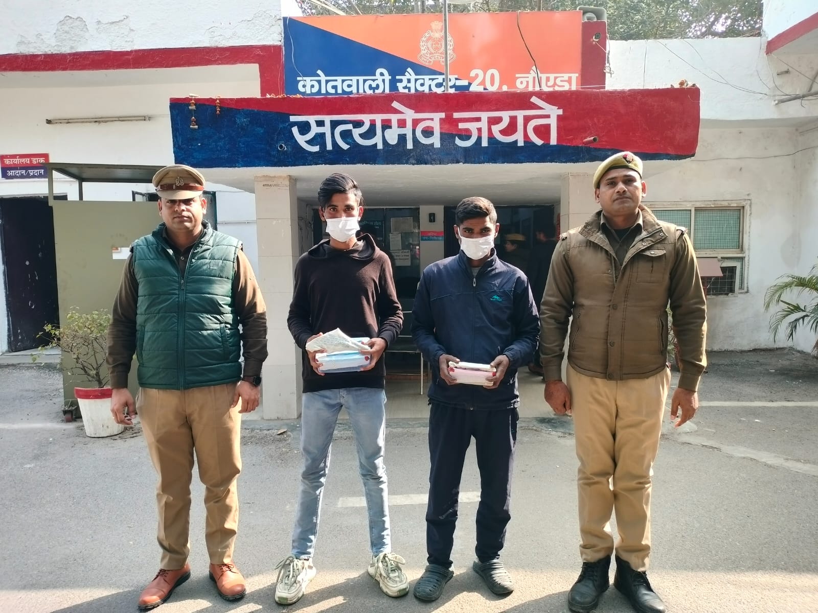 भीड़ में जेब साफ करने वाले दो शातिर चोर गिरफ्तार, हथियार और चोरी के मोबाइल बरामद