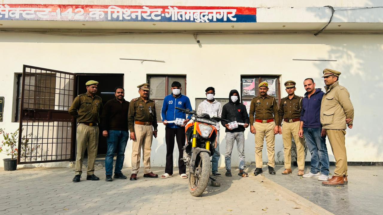 मोबाइल छिनैती गिरोह के तीन आरोपी दबोचे, चोरी के फोन व बाइक बरामद