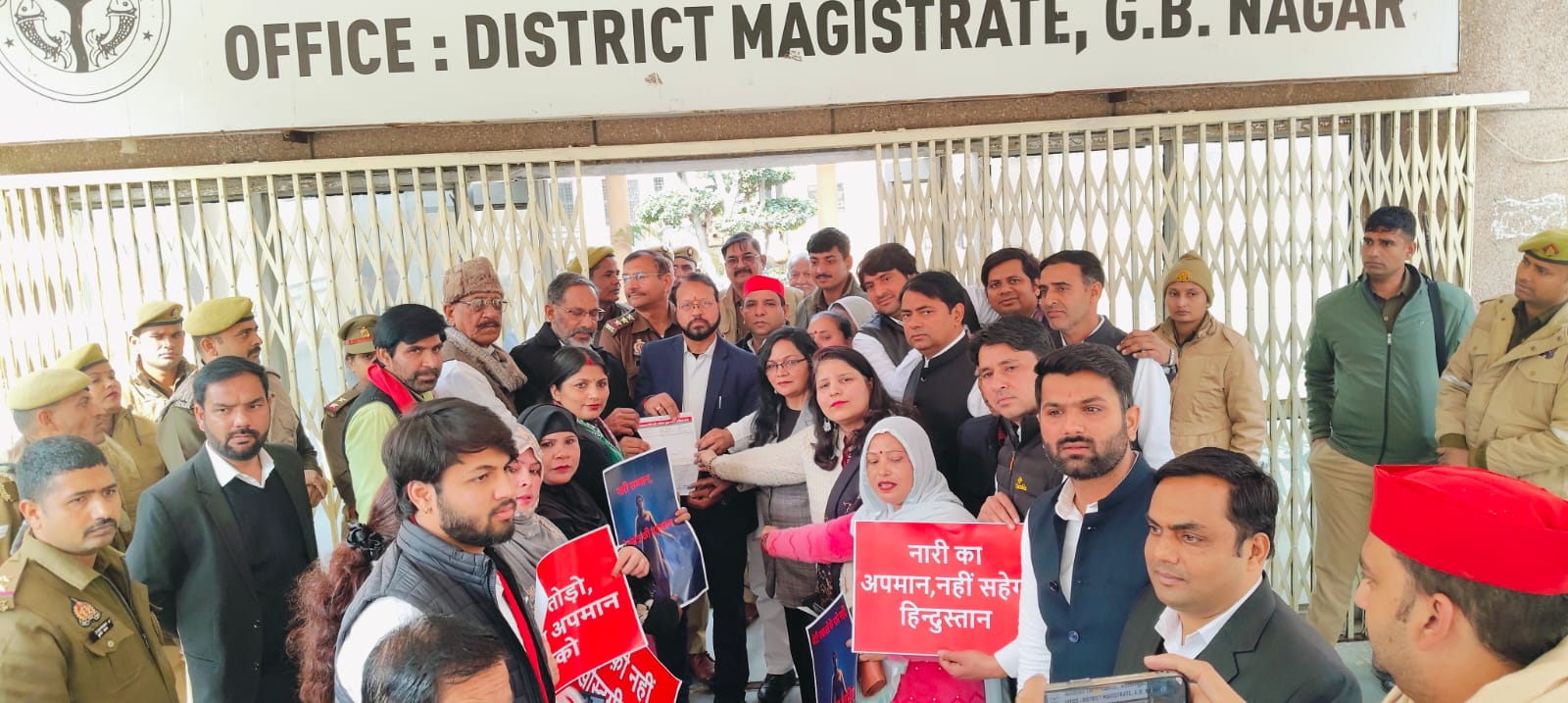 समाजवादी महिला सभा ने हिजाब विवाद में किया प्रदर्शन:सपा कार्यकर्ताओं ने राष्‍ट्रपति के नाम सौंपा ज्ञापन