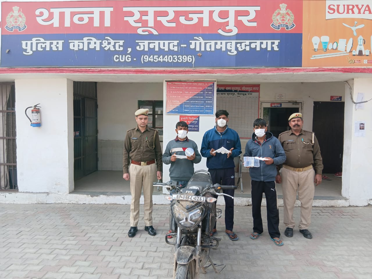 तीन शातिर लुटेरे गिरफ्तार, लूटी गई बाइक-मोबाइल बरामद