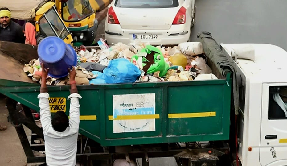 बच्‍चे ने कूड़ा समझ कूड़ा गाड़ी में डाल दिए 11 हजार रुपए:सेक्‍टर के पूर्व महासचिव की तत्‍परता से परिवार को मिले पैसे