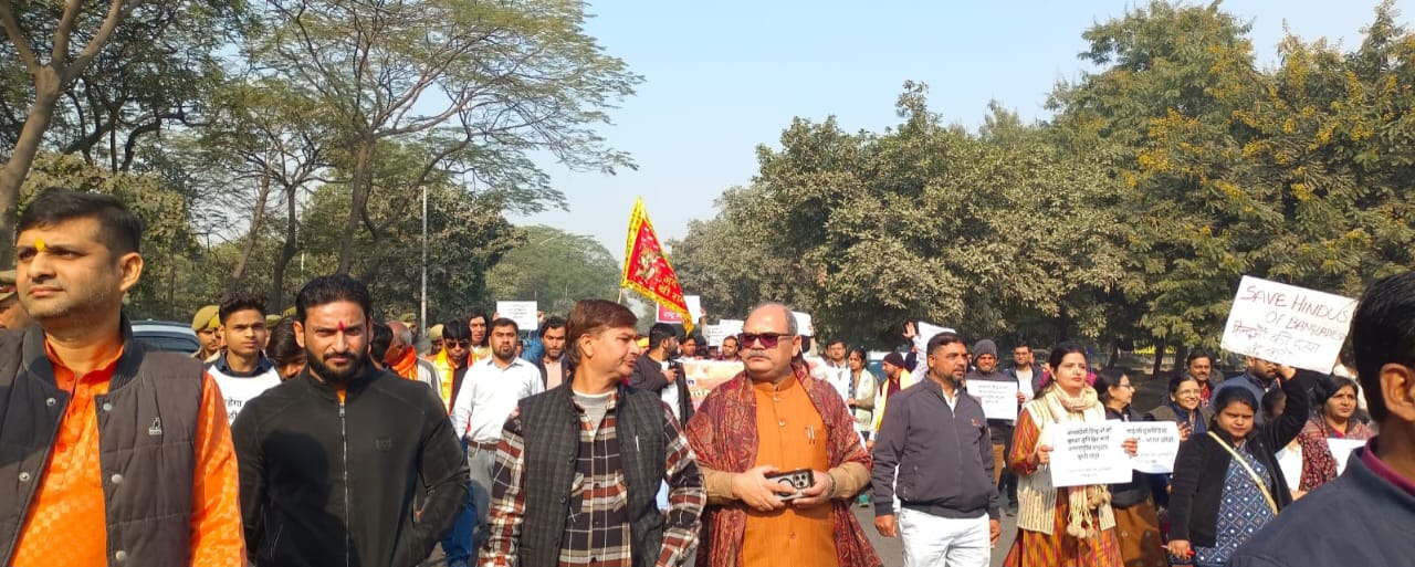 बांग्लादेश में हो रही अमानवीय घटनाओं के विरोध में उतरे विश्व हिंदू परिषद व बजरंगदल:एलजी गोलचक्‍कर से जगतफार्म तक किया पैदल मार्च