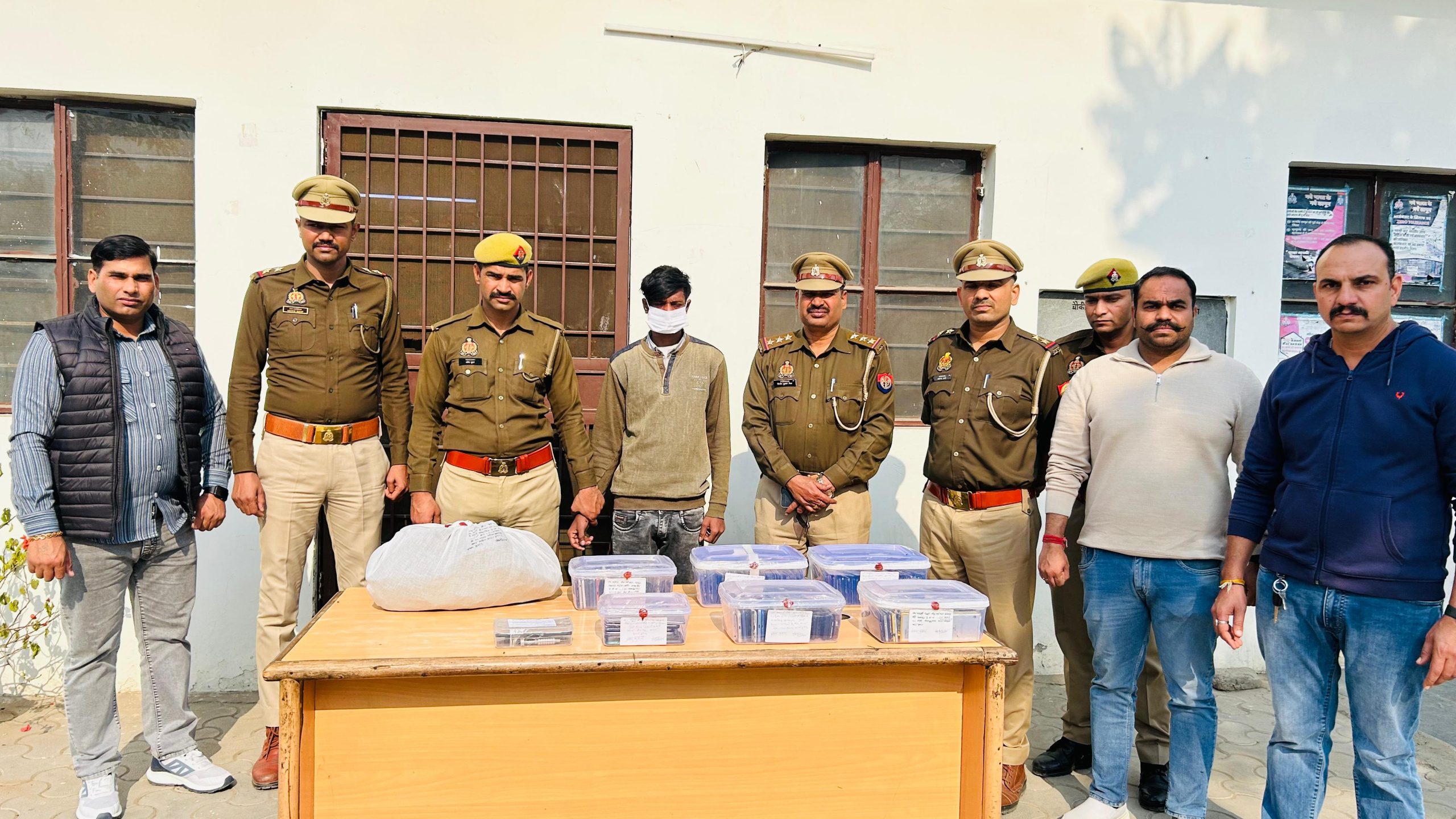 33 मोबाइल व भारी मात्रा में पार्ट्स बरामद, वारदातों को अंजाम देने के लिए चोरी की Bike का प्रयोग