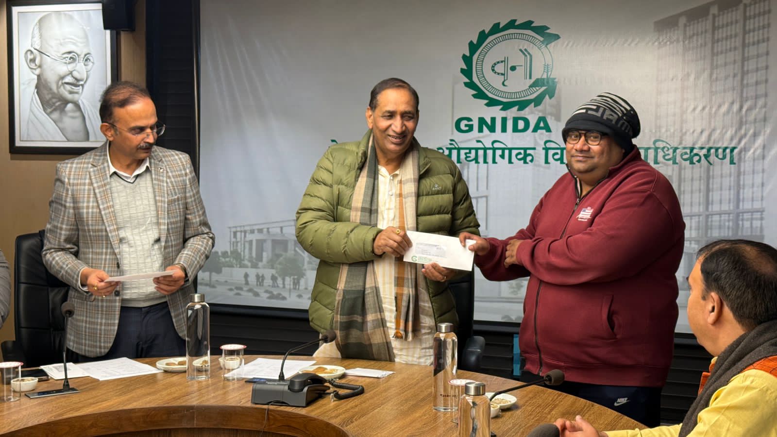 दो गांव के 10 किसानों का वर्षों का इंतजार हुआ पूरा:प्राधिकरण ने किसानों को जारी किया 6 प्रतिशत प्‍लाट का आवंटन पत्र