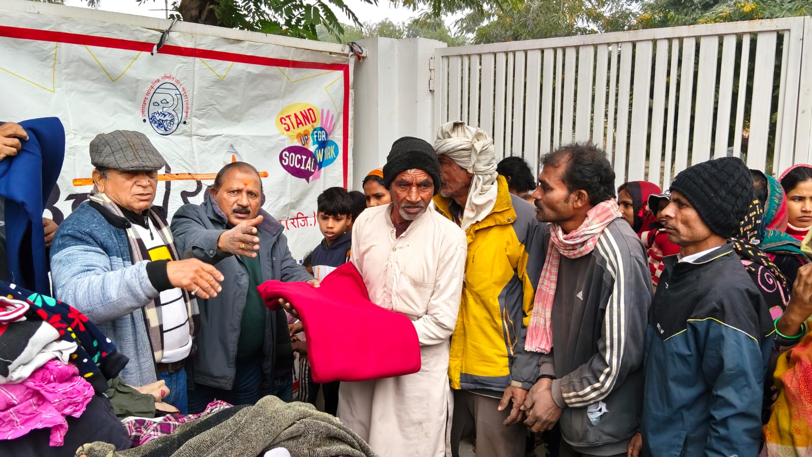 14 वर्षों से जारी है उत्तराखंड सांस्कृतिक समिति का सामाजिक कार्य:कड़ाके की ठंड में मिला कंबल व गर्म कपड़ों का उपहार