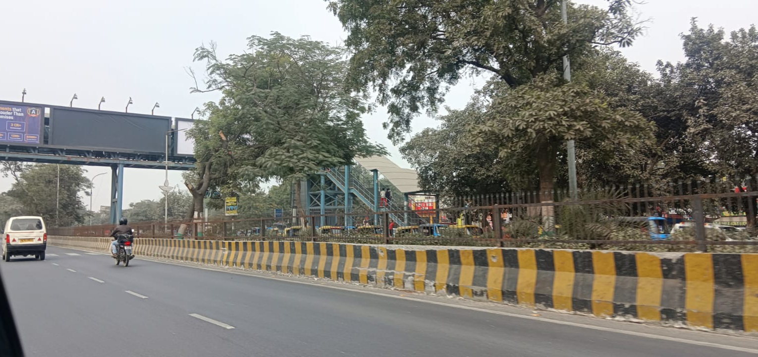 प्राधिकरण का कारगर उपाय हजारों छात्रों ने लिया यू टर्न:सड़क पार करने की बजाए अब छात्र करने लगे फुट ओवर ब्रिज का रुख