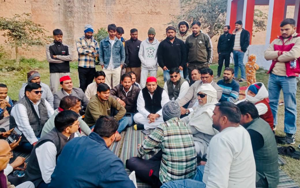 युवाओं के समर्थन में सपा ने दी आंदोलन की चेतावनी:जेवर एयरपोर्ट से प्रभावित किसान परिवारों के साथ सपा नेताओं ने की बैठक