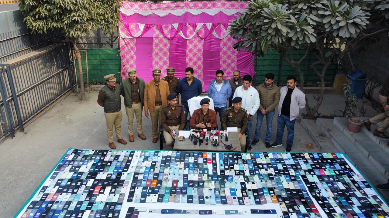 Big News : नोएडा पुलिस ने चोरी के 821 मोबाइल किए बरामद, 8 करोड़ के करीब आंकी गई कीमत, चेन  बनाकर देते थे चोरी की घटना को अंजाम