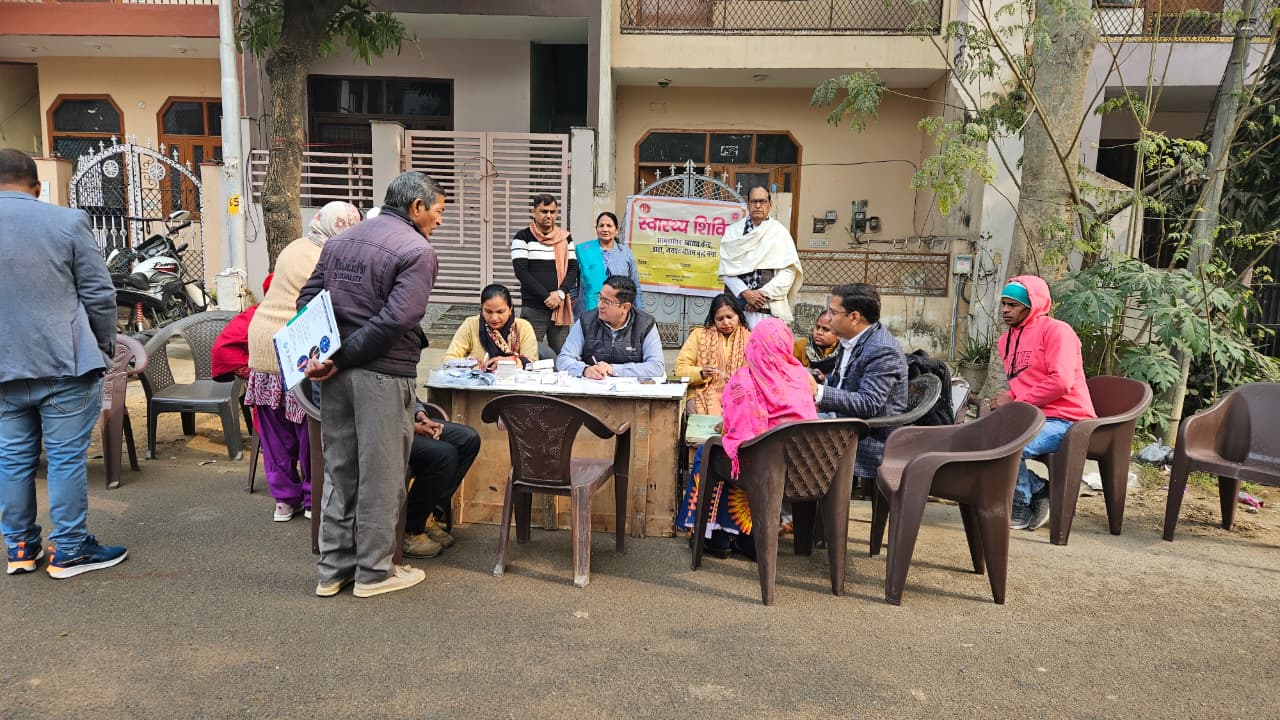 अल्‍फा दो सेक्‍टर में गंदे पानी से बीमार लोगों की संख्‍या पहुंची 65:मलेरिया विभाग ने लिया पानी का नमूना, गाजियाबाद में होगी जांच