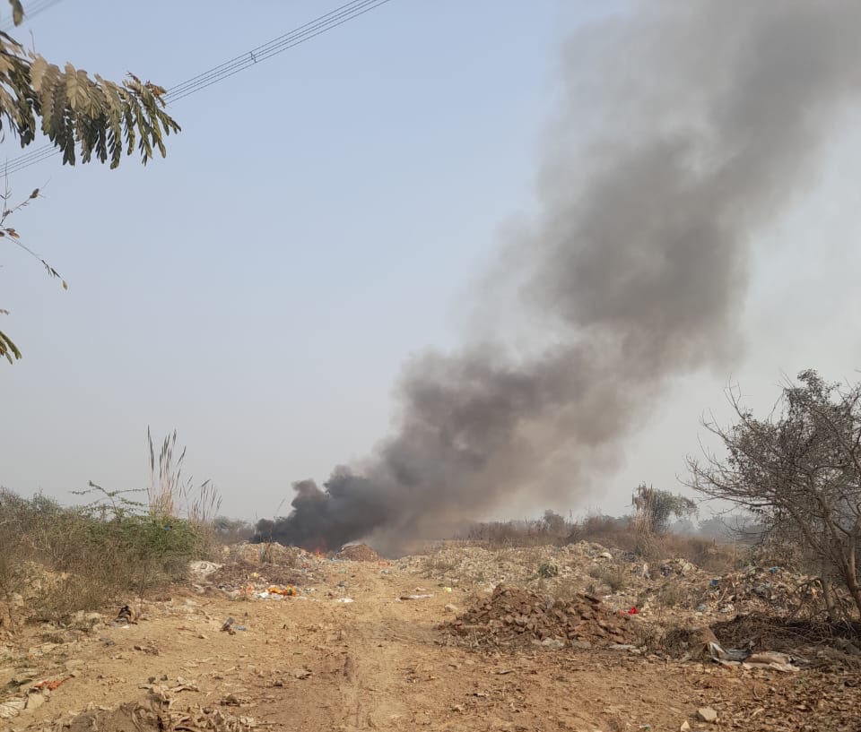 कबाड़ जलाने से फैल रहा प्रदूषण, घुट रही सांस:जुनपत गांव के पास नहीं थम रहा कबाड़ जलाने का सिलसिला