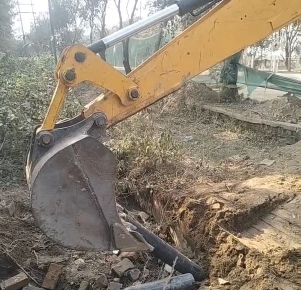 देर से ही सही प्राधिकरण ने बिल्‍डर पर की कार्रवाई:मिग्‍सन बिल्‍डर की पानी की पाइप लाइन को किया ध्‍वस्‍त