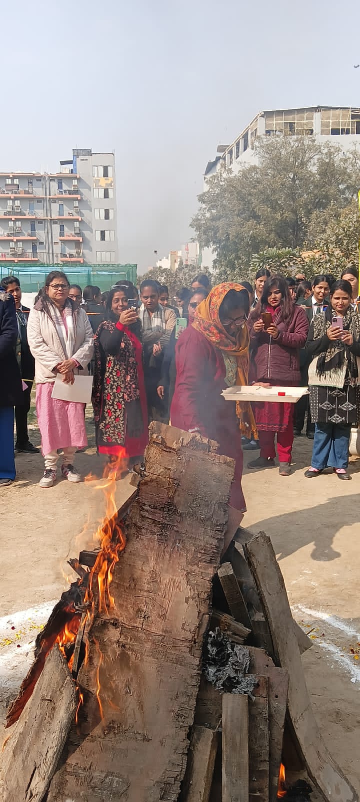 दिल्ली वर्ल्ड पब्लिक स्‍कूल में मनाया गया लोहड़ी उत्‍सव:पारंपरिक पंजाबी संगीत पर सभी ने लिया लोहड़ी का आनंद