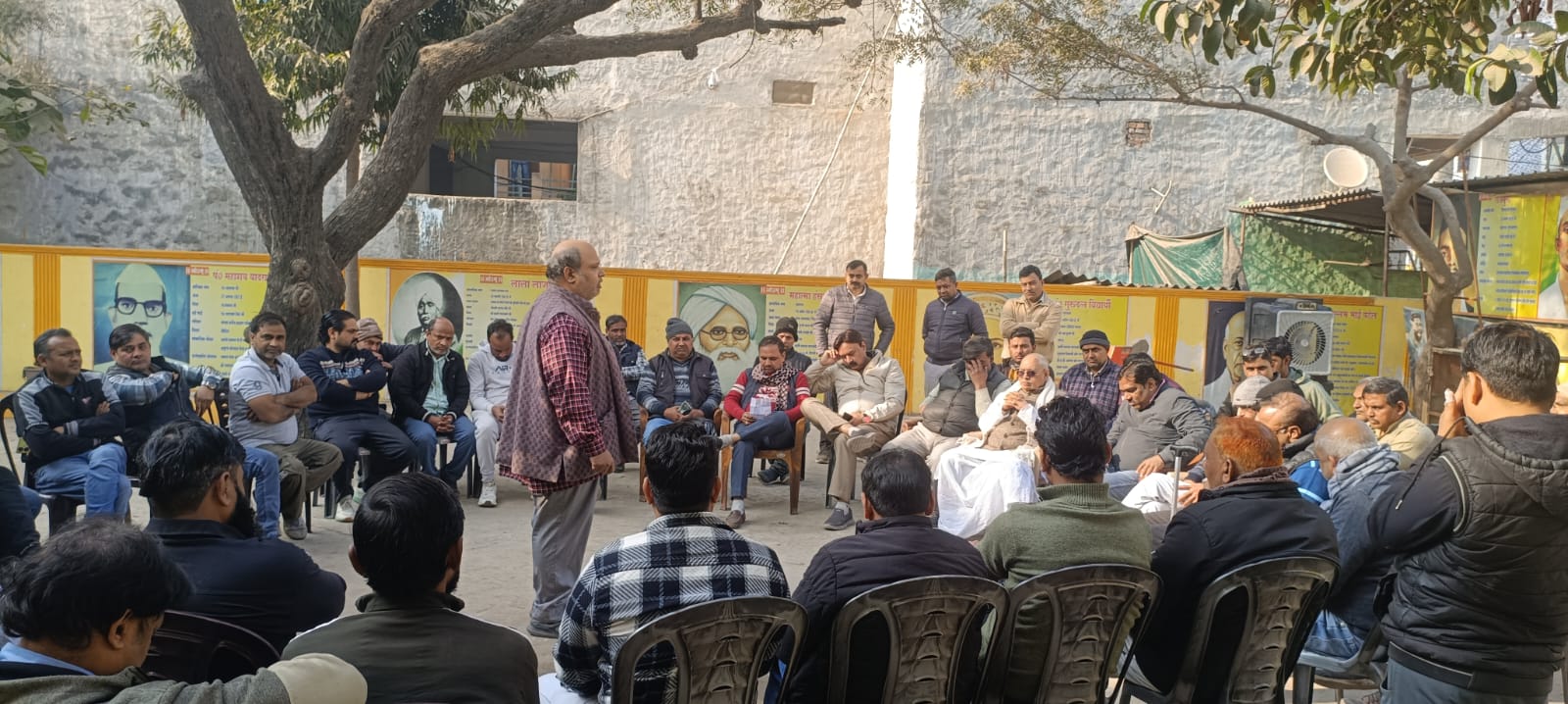 विकास कार्य की धीमी गति पर सूरजपुर के व्‍यापारी हुए नाराज:बैठक में बड़ी संख्‍या में जुटे व्‍यापारियों ने जताई नाराजगी