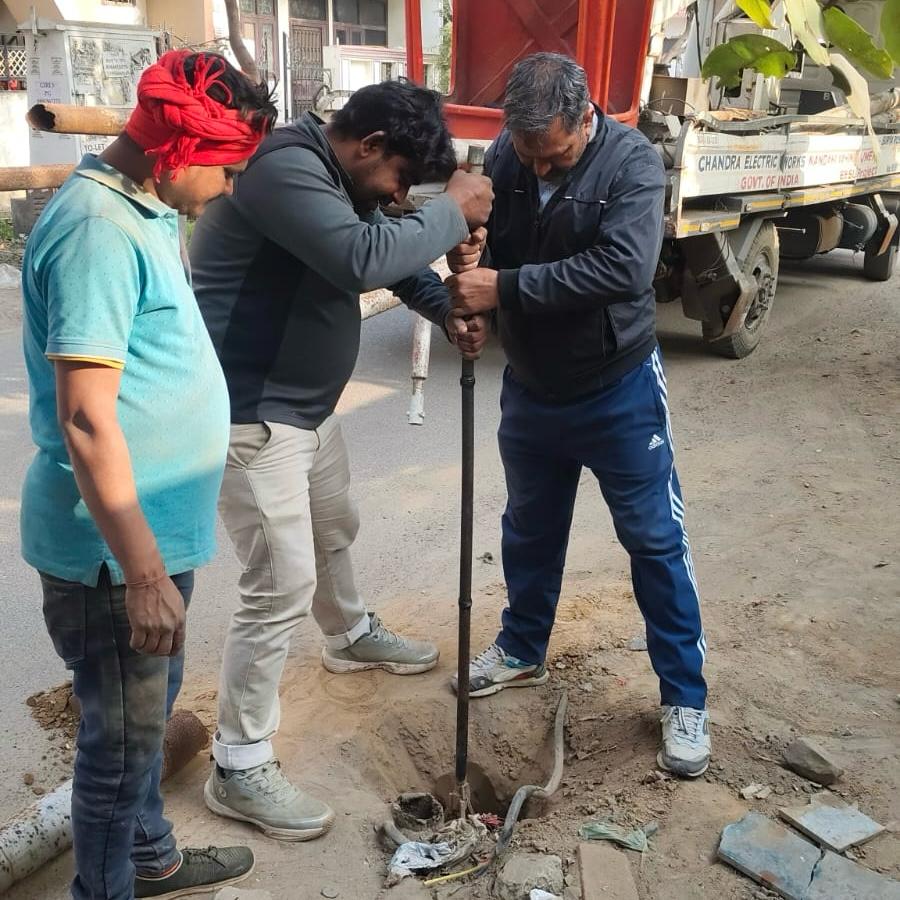 सेक्‍टरों का अंधेरा दूर करने को जागा प्राधिकरण का बिजली विभाग:ग्रेटर नोएडा प्राधिकरण टीम ने शुरू किया विशेष अभियान