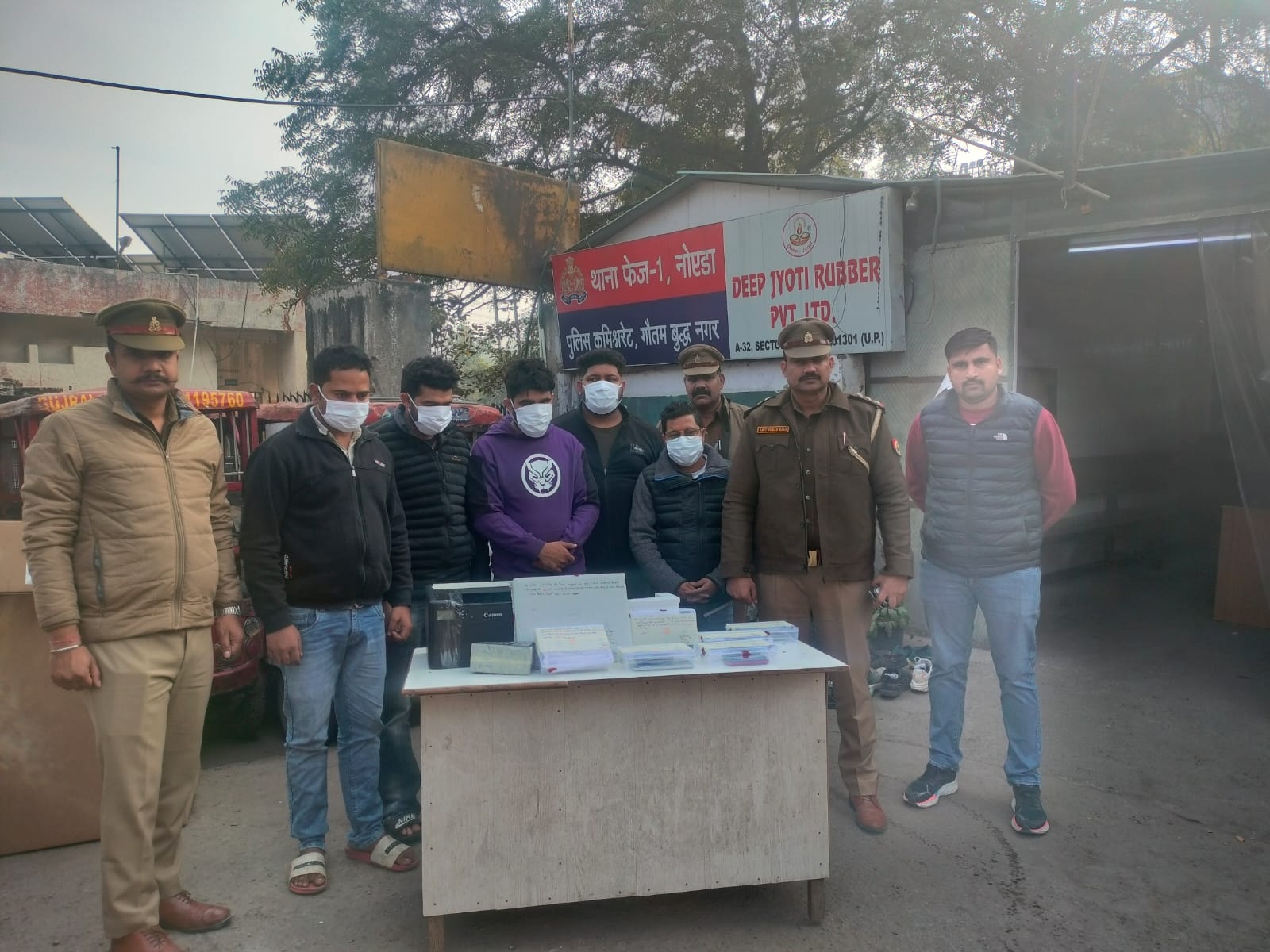 नोएडा में फर्जी कॉल सेंटर का भंडाफोड़, 5 साइबर ठग गिरफ्तार, बीमा व रियल एस्टेट निवेश के नाम पर करते थे ठगी