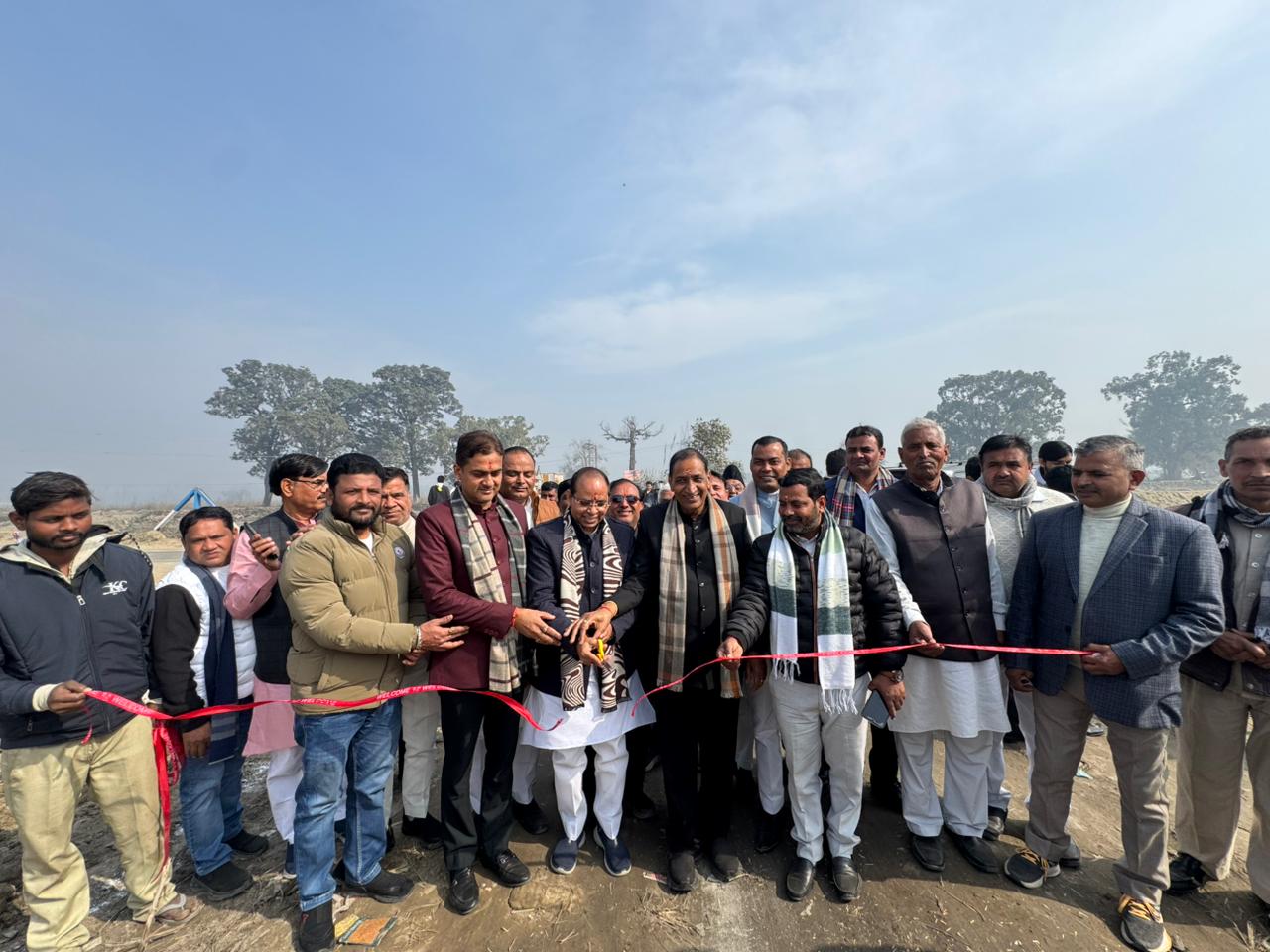 दादरी विधानसभा के लोगों को मिला लाखों के विकास कार्य का उपहार:सांसद निधि से बनी सड़क का विधायक ने किया लोकार्पण