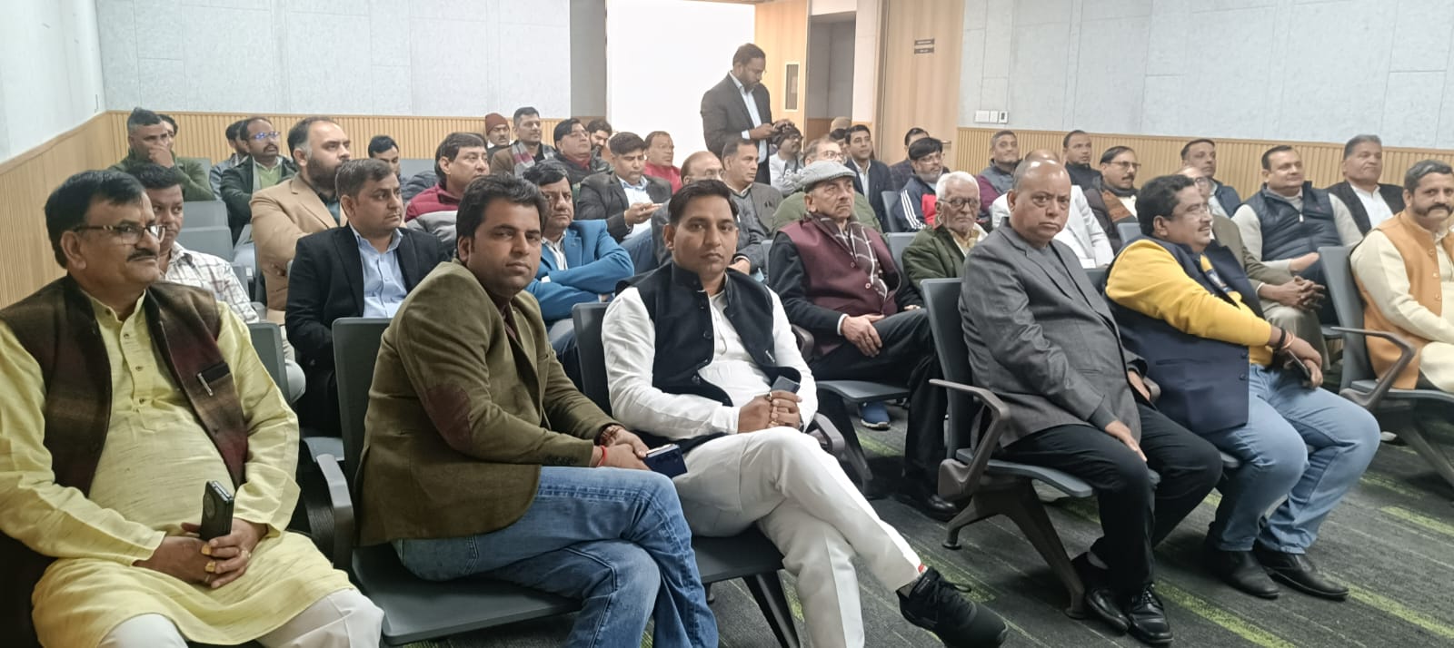 समस्याओं पर 40 सेक्टर की RWA ने मिलाया सुर:पानी की समस्या हल करने के लिए प्राधिकरण को दिया 15 दिन का समय