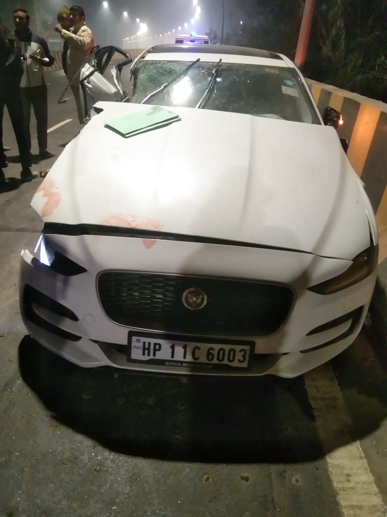 जगुआर कार ओवरटेक के दौरान ट्रक से टकराई, युवती की मौके पर ही मौत, तीन युवक गंभीर रूप से घायल