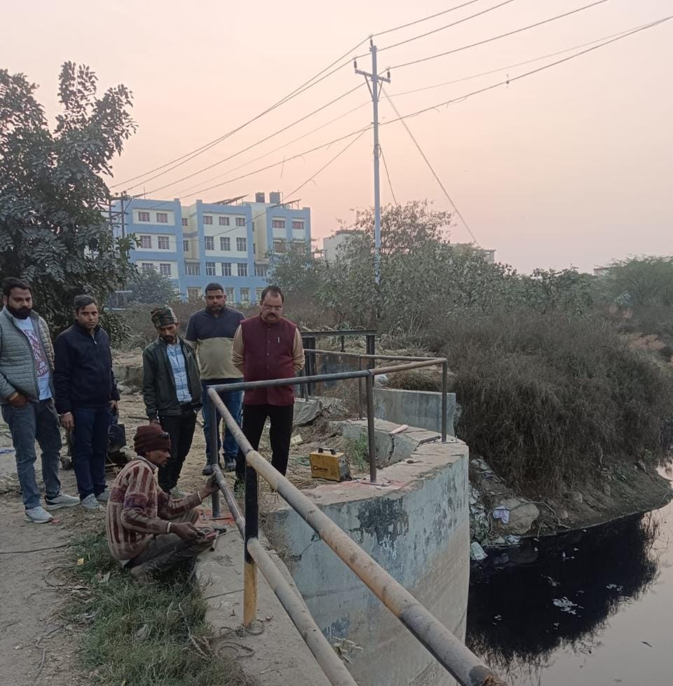 प्राधिकरण टीम ने शहर में 48 दुर्घटना संभावित जगहों को किया चिन्हित:रेलिंग को मजबूत करने के साथ ही रेफ्लेक्टर लगाने का काम शुरू