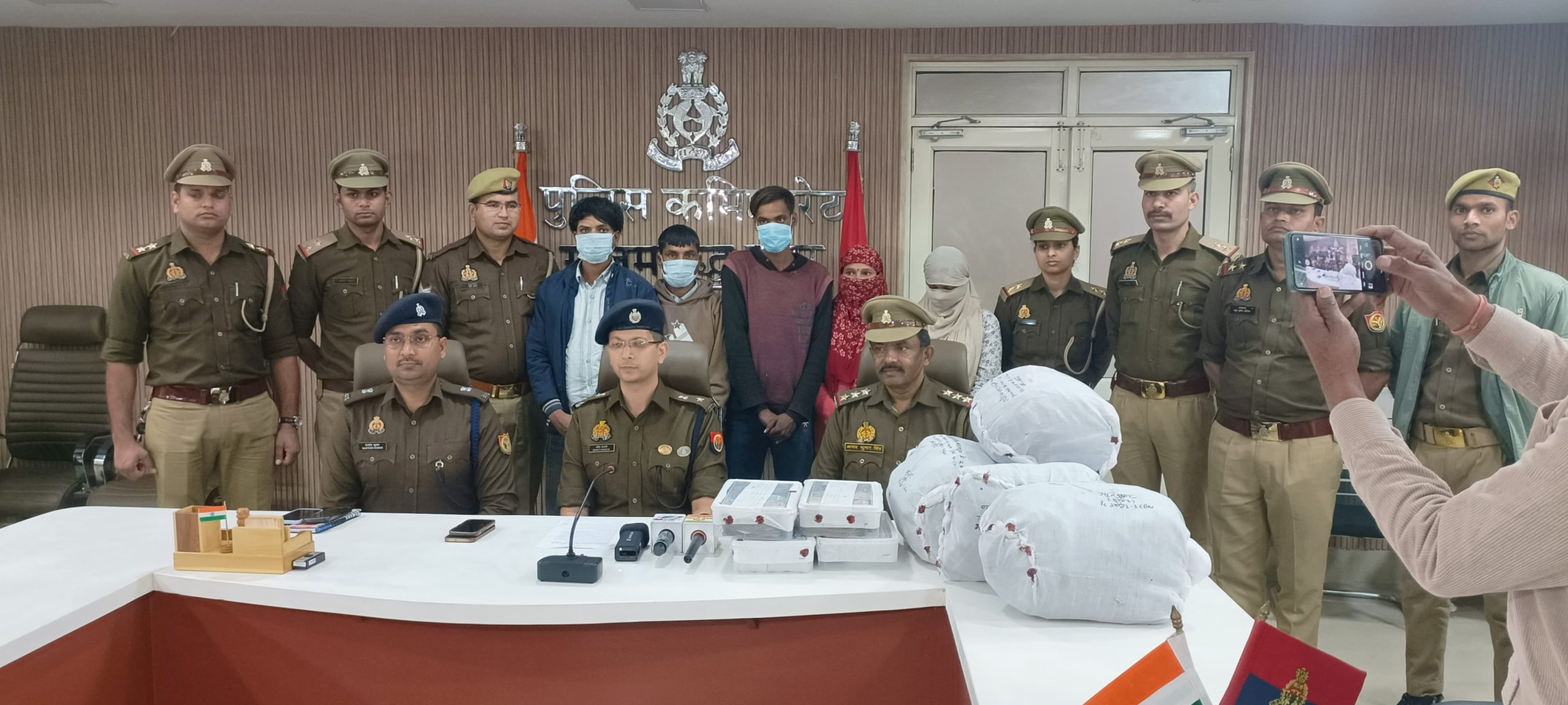 ग्रेटर नोएडा में गांजा तस्करी गिरोह का भंडाफोड़, दो महिलाओं सहित पांच गिरफ्तार