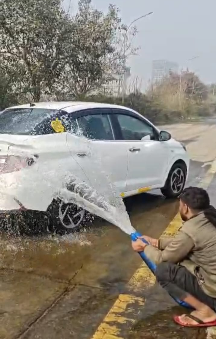 बिल्‍डर के द्वारा खुलेआम किया जा रहा है भूजल का दोहन:प्रतिदिन लाखों लीटर स्‍वच्‍छ पानी जा रहा नाले में