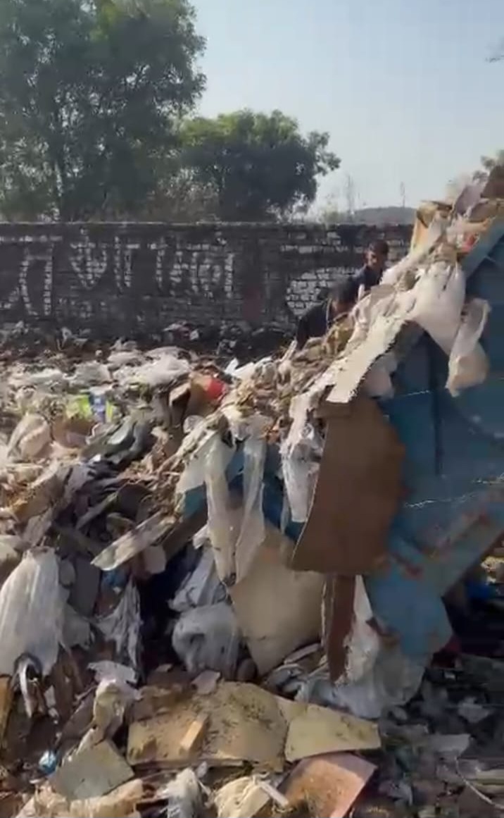 ACE बिल्डर के कर्मचारी ने सुनपुरा गांव में फेंका कूड़ा एवं निर्माण मलबा:ग्रामीणों ने बिल्डर के खिलाफ दर्ज कराया कड़ा विरोध