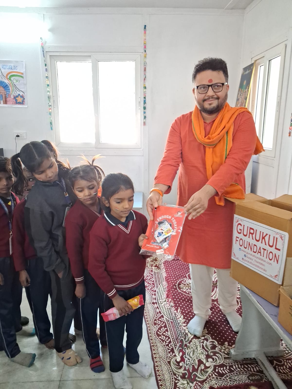 गुरुकुल एवं दानपात्र फाउंडेशन ने किया शिक्षा एवं अन्नदान सेवा कार्यक्रम:150 से अधिक जरूरतमंद विद्यार्थियों को मिला लाभ