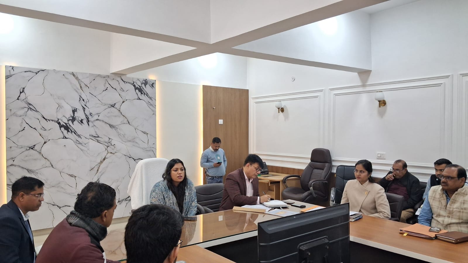 डीएम की महत्‍वपूर्ण बैठक में कई अधिकारी रहे अनुपस्थित:डीएम ने अधिकारियों की अनुपस्थिति पर जताई कड़ी नाराजगी