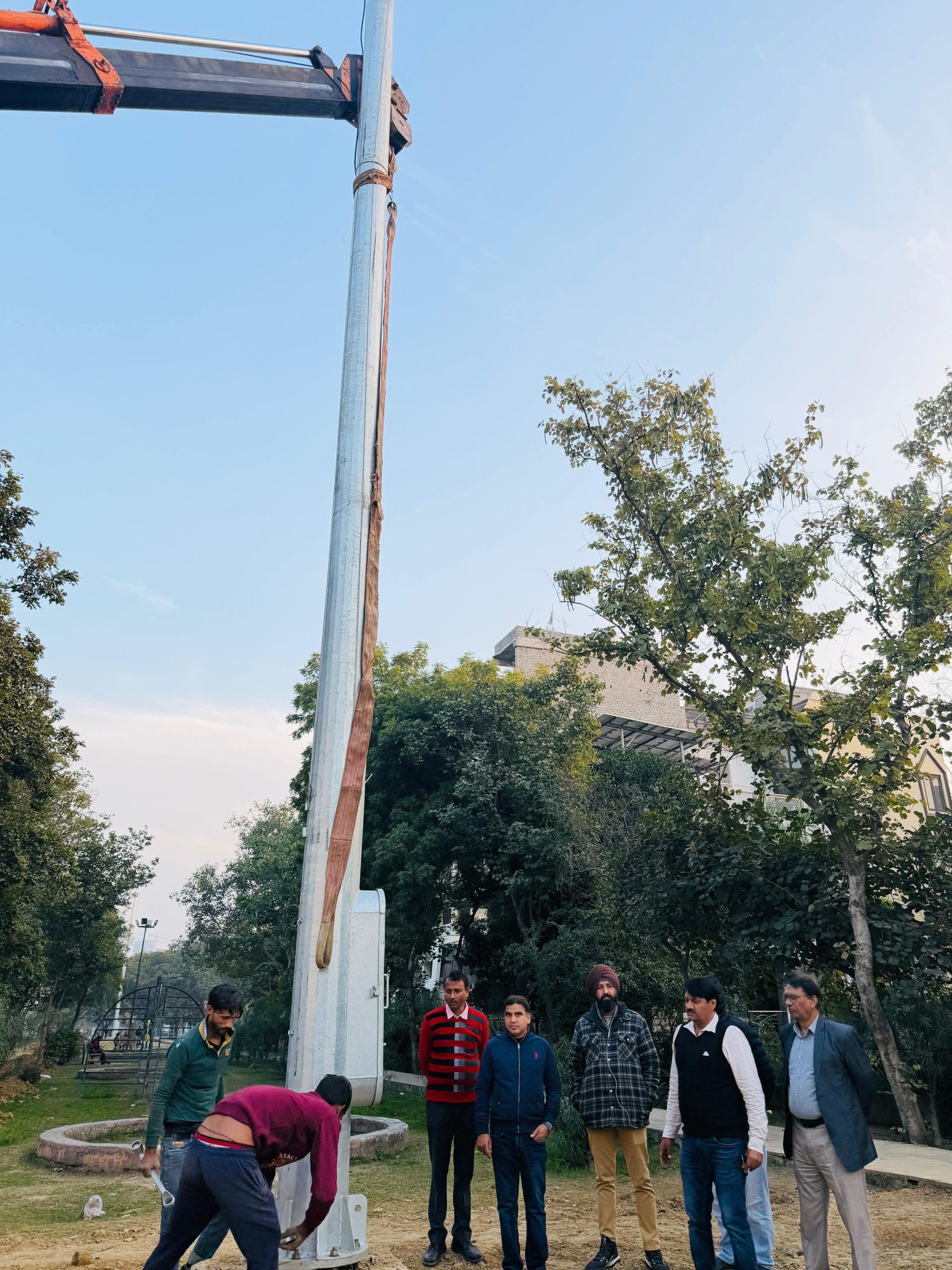 सेक्‍टरों के पार्कों का अंधेरा दूर करेगा प्राधिकरण:पार्कों में हाई मास्‍ट लाइट लगाने का कम हुआ शुरू