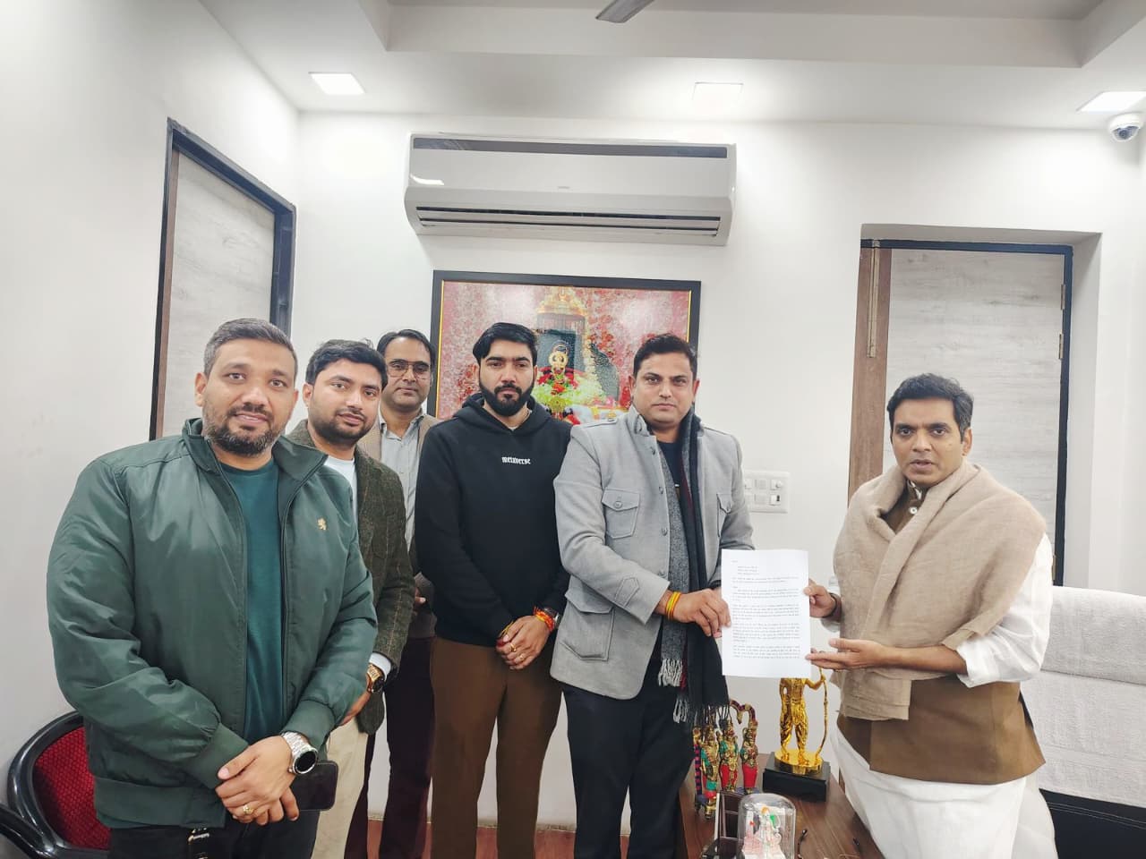 लाइब्रेरी मैन रामवीर तंवर के नाम को यादगार बनाने की मांग:ग्राम पाठशाला के प्रतिनिधिमंडल ने विधायक से की मुलाकात