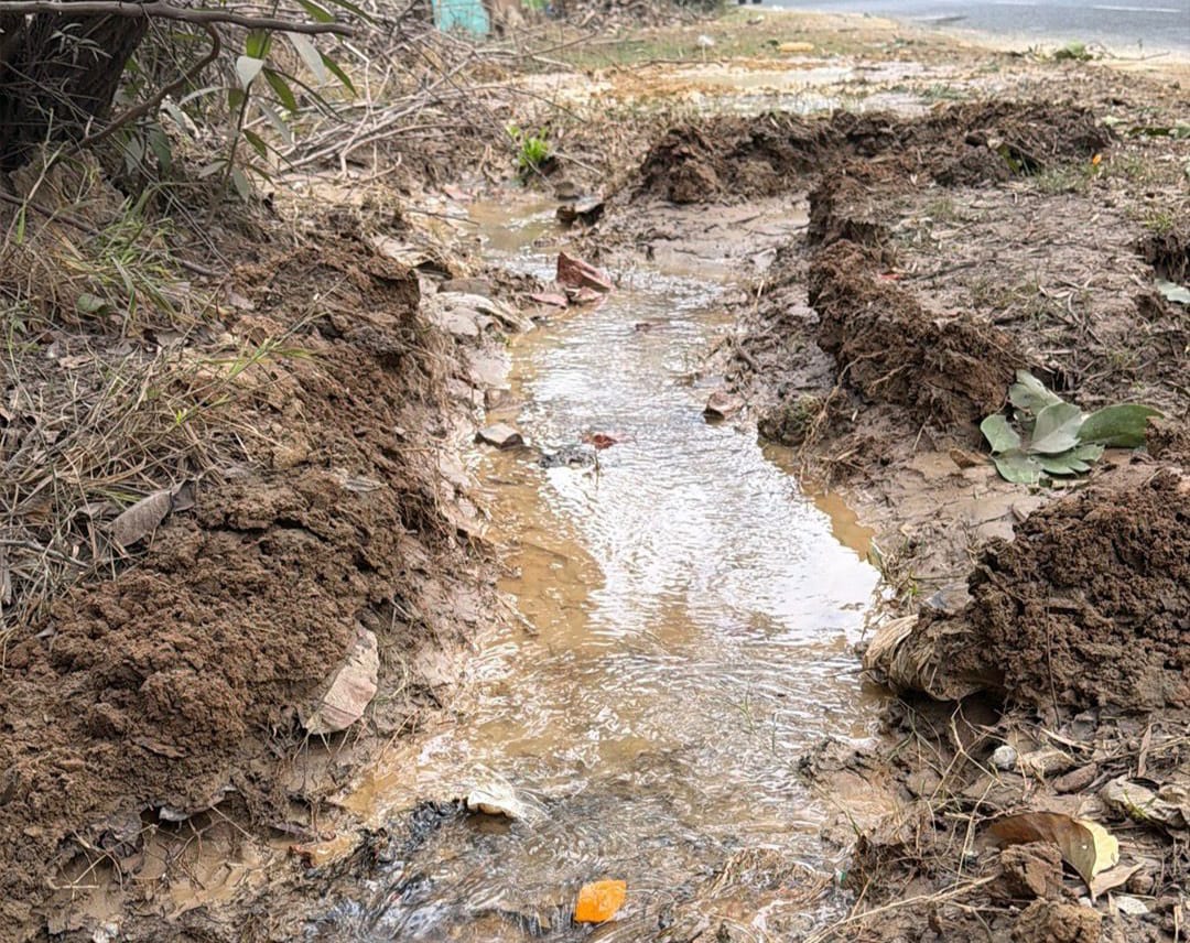 नालियों में बह रहा गंगा जल का पानी:शहर में विभिन्‍न स्‍थानों पर टूटी हुई है गंगा जल की पाइप लाइन