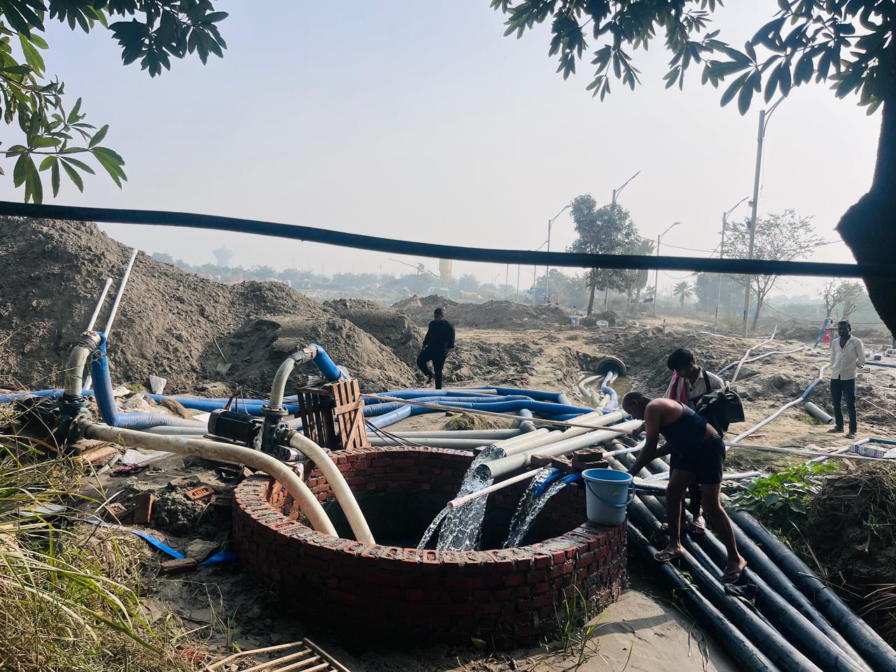 प्रतिदिन हजारों लीटर भूजल नाले में बहा रहा बिल्‍डर:पर्यावरण प्रेमी विक्रांत ने प्राधिकरण व भू जल विभाग में की शिकायत