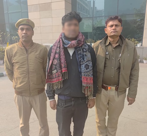 ग्रेटर नोएडा में नाबालिग से मारपीट, सीआरपीएफ जवान और पत्नी गिरफ्तार, बिना अनुमति के आवास पर रखा था
