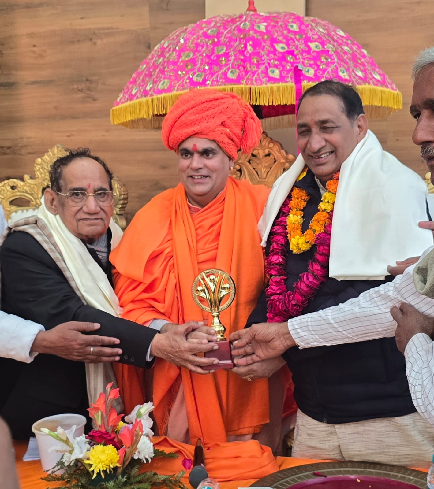 सीआरएच अस्पताल के स्‍थापना दिवस पर पहुंचे चक्रपाणि महाराज:तीन वर्ष पूर्ण होने पर मनाया गया स्‍थापना दिवस