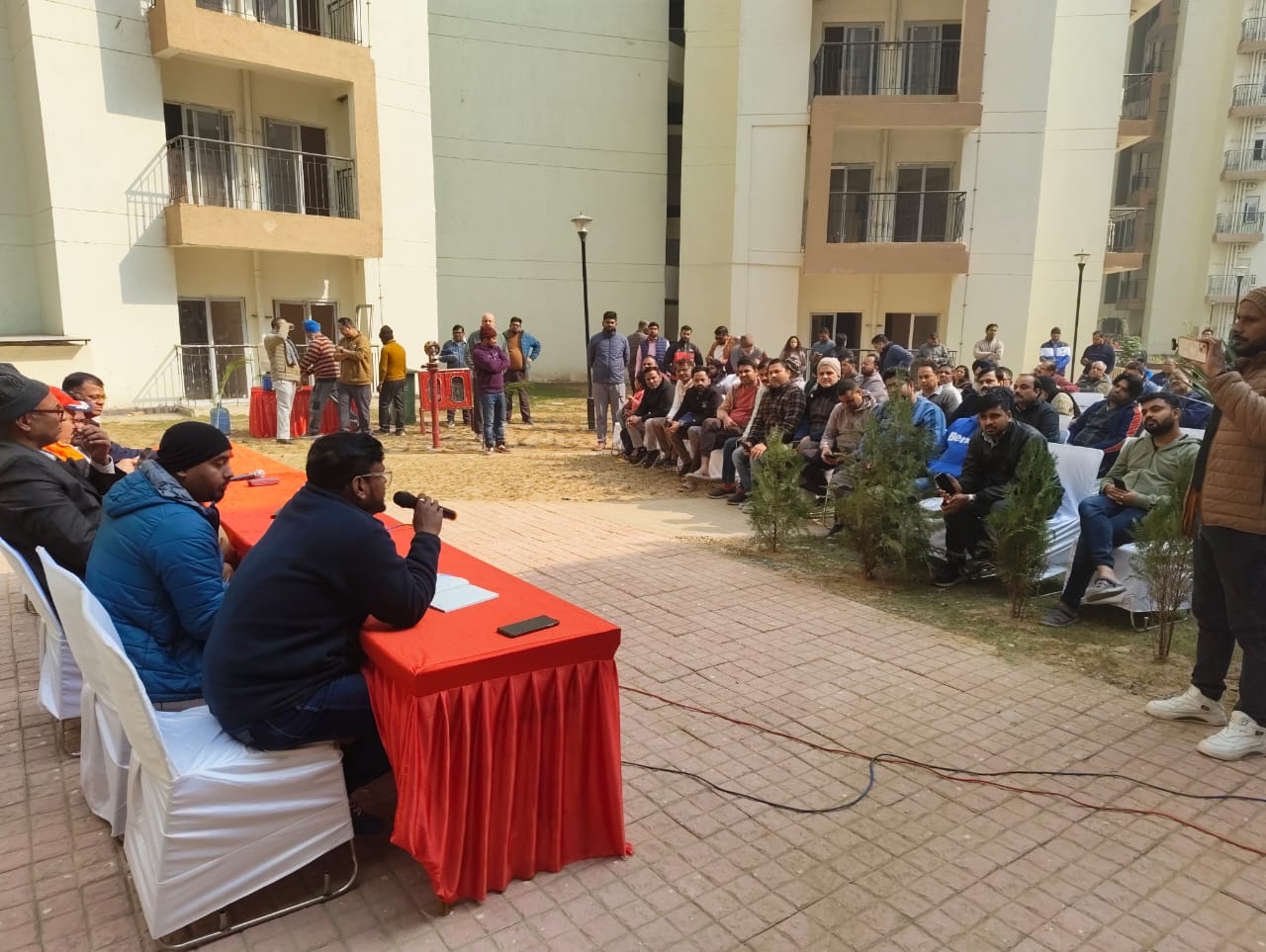 सोसायटी के लोगों ने बिल्‍डर के खिलाफ अनिश्चितकालीन धरने का लिया निर्णय:आश्‍वासनों के बाद से सुविधाओं की बाट जोह रहे हैं 1500 परिवार