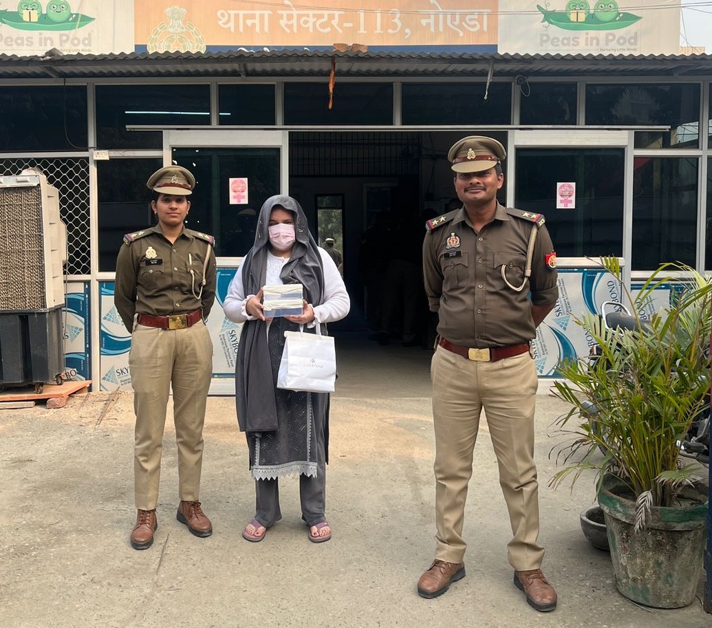 गोल्ड ज्वैलरी की ठगी करने वाली महिला गिरफ्तार, पहचान छिपाने के लिए मोबाइल के फ्रंट कैमरे पर बिंदी लगा लेती थी