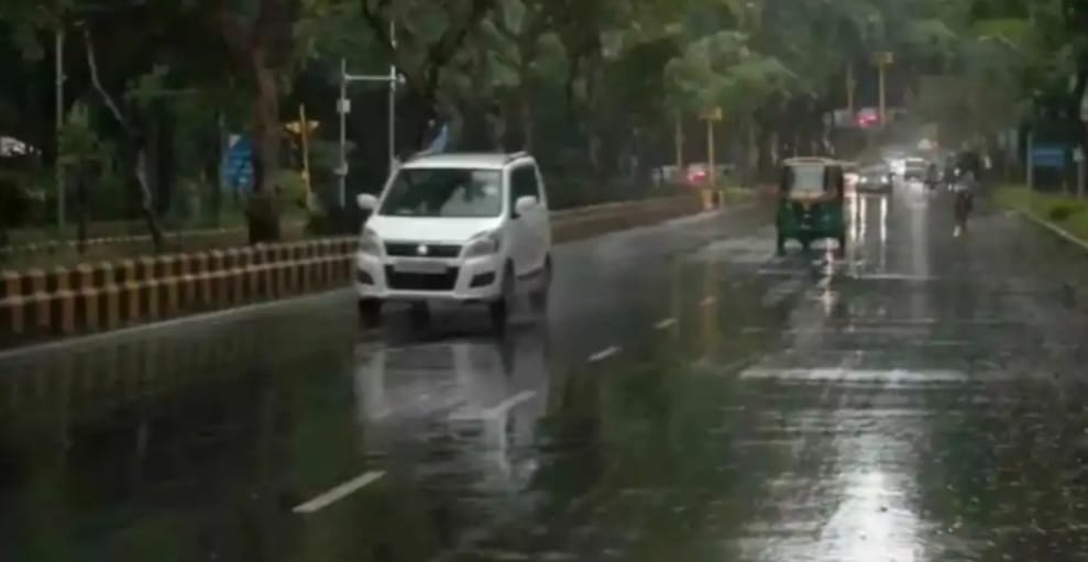 नोएडा में बारिश और ठंड का असर, तेज हवाओं के साथ बढ़ा पारा, जल भराव से लोग परेशान