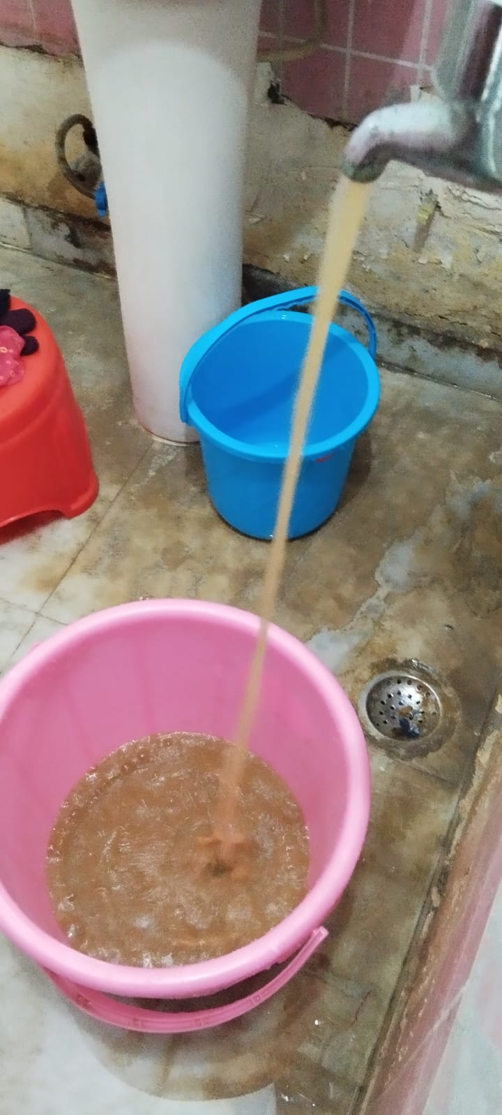 अल्‍फा दो सेक्‍टर में स्‍वच्‍छ पानी का दावा चंद दिनों में हवा:गंदे पानी की सप्‍लाई पर निवासी ने कहा नरक में रह रहे हैं