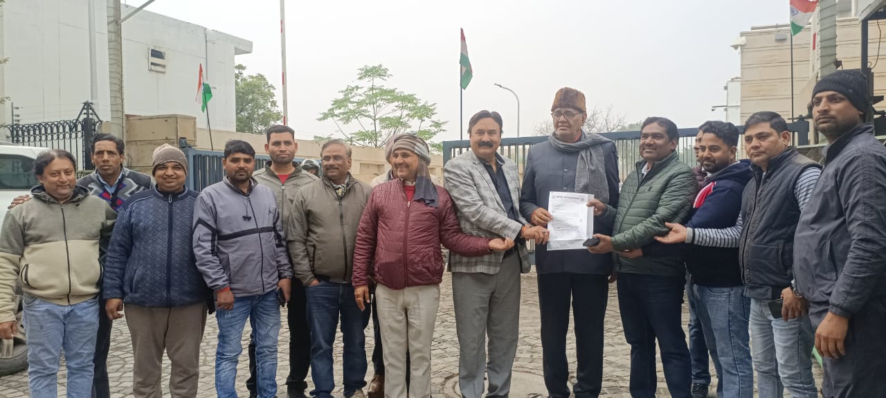 सूरजपुर के व्‍यापारियों ने की सड़क निर्माण में तेजी लाने की मांग:व्‍यापारियों ने ग्रेटर नोएडा प्राधिकरण के अधिकारियों को सौंपा ज्ञापन