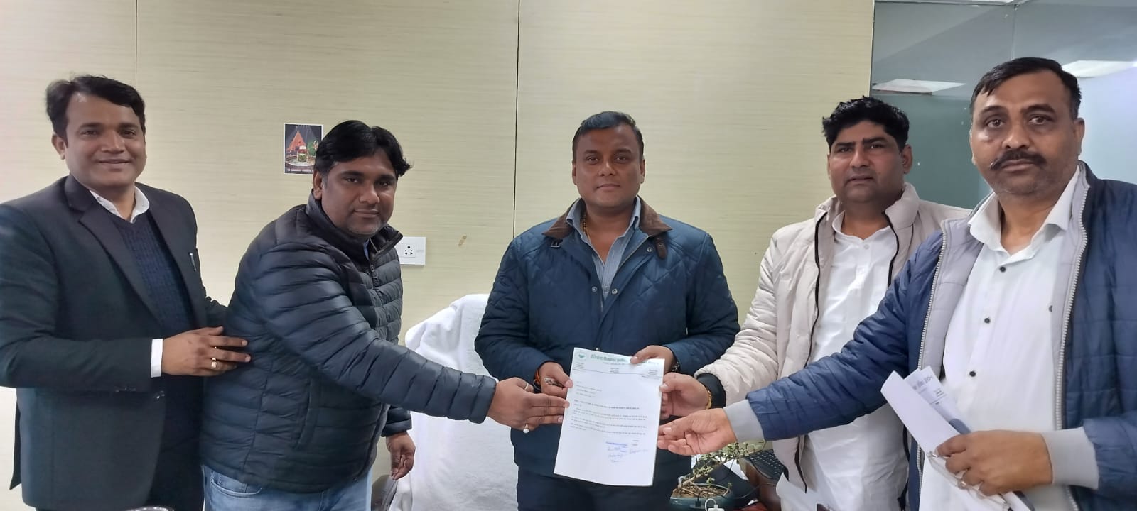 बिल्‍डर ने सर्विस रोड पर किया कब्‍जा, आरडब्‍ल्‍यूए ने दर्ज कराया विरोध:प्राधिकरण में ज्ञापन सौंपकर सर्विस रोड को खुलवाने की मांग