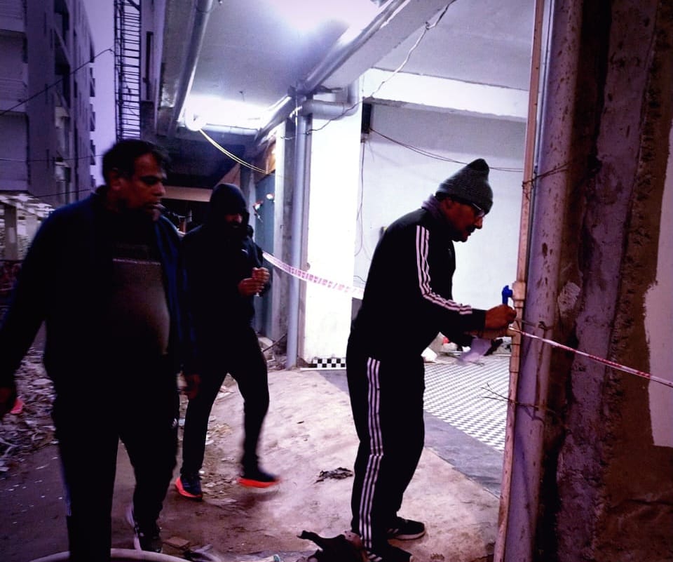 अवैध रूप से बने 8 रिहायशी टावरों को प्राधिकरण ने किया सील:टावरों में बिना अनुमति बनाए गए थे 100 से अधिक फ्लैट