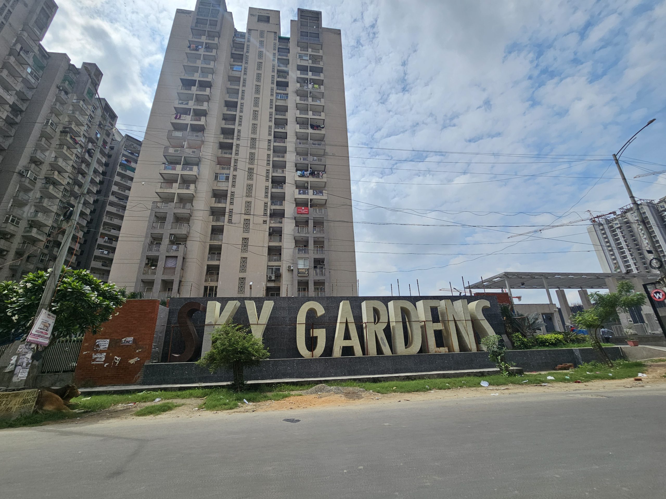 श्री राधा स्‍काई गार्डेन सोसायटी में एक साल से राम भरोसे है सुरक्षा व्‍यवस्‍था:कई बार शिकायत के बाद भी लापरवाह बना मेंटेनेंस प्रबंधन