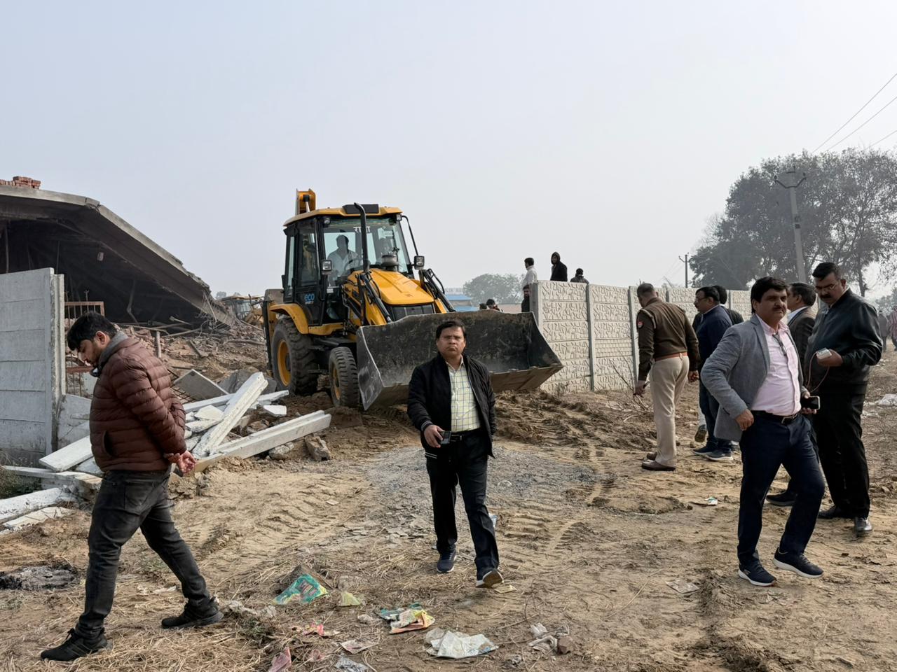 एयरपोर्ट के आस-पास बसाई जा रही अवैध कॉलोनी पर चला बुल्‍डोजर:400 करोड़ रुपए की जमीन से हटाया गया अतिक्रमण