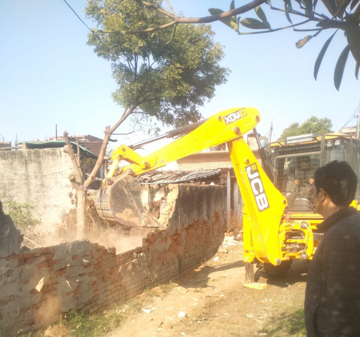 16 दिन में 6 वीं बार गरजा ग्रेटर नोएडा प्राधिकरण का बुल्‍डोजर: हैबतपर के डूब एरिया में बने शिवम एंक्लेव को किया ध्‍वस्‍त