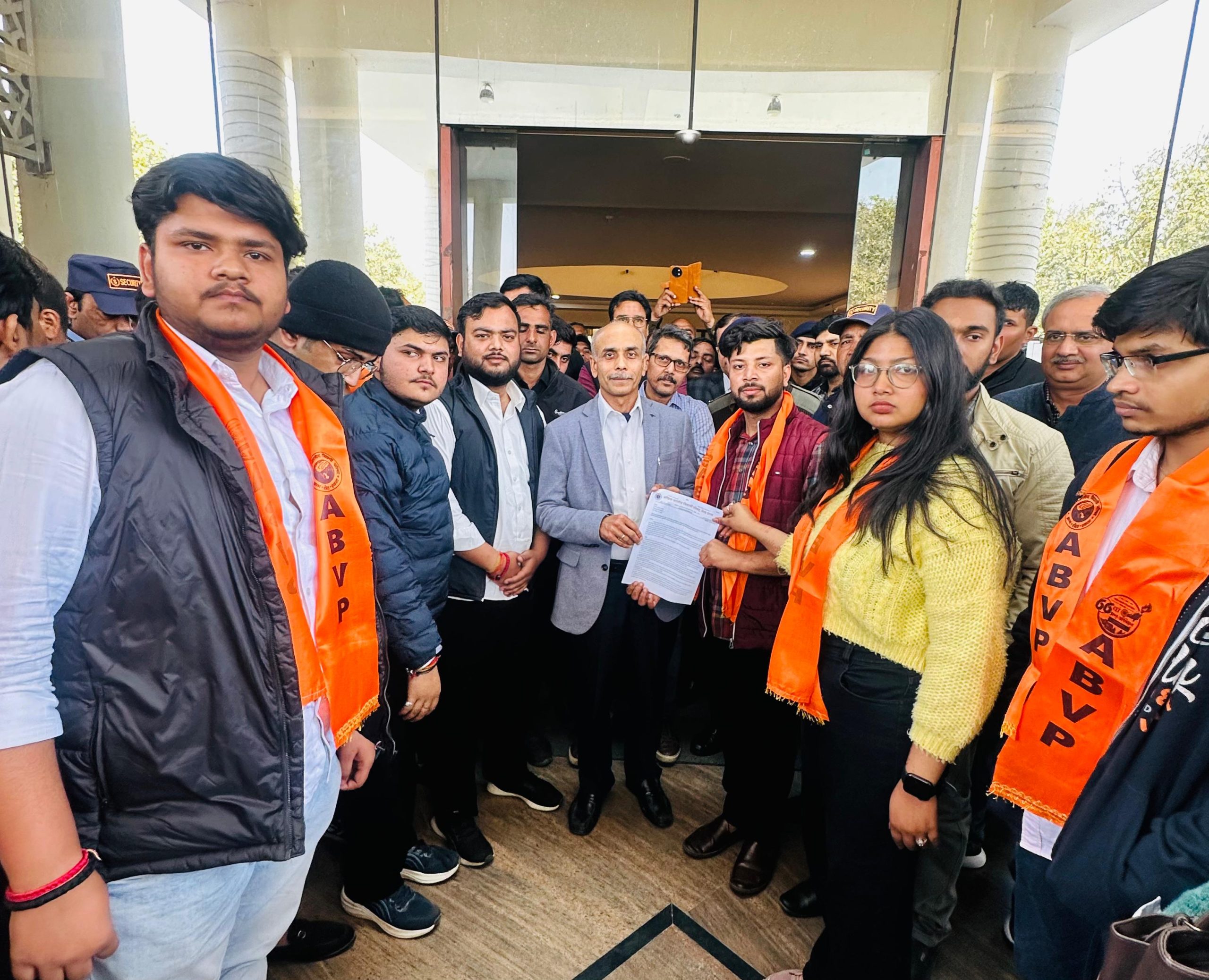 ABVP ने GBU में व्‍याप्‍त अव्‍यवस्‍थाओं को 7 दिन में सही कराने की दी चेतावनी:विभिन्‍न मांगों को लेकर GBU के कुलपति को सौंपा ज्ञापन