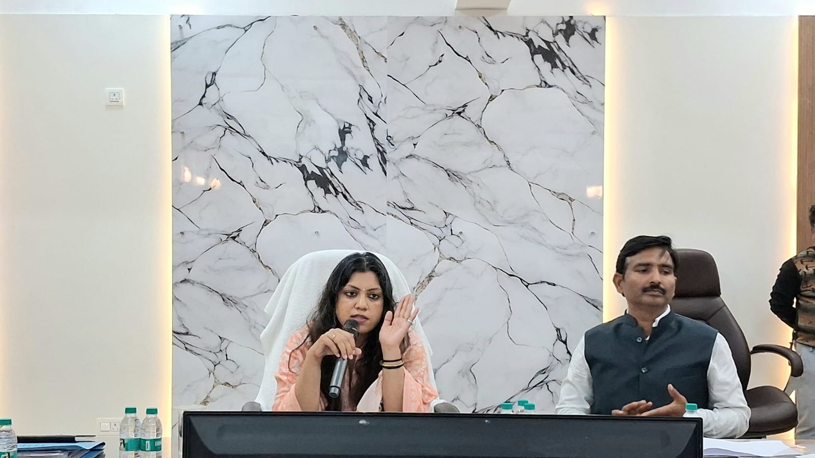 लिफ्ट एवं एस्केलेटर एक्‍ट में डीएम ने दिया सख्‍त निर्देश:लापरवाही मिलने पर ब्‍लैकलिस्‍ट की जाएगी संबंधित फर्म