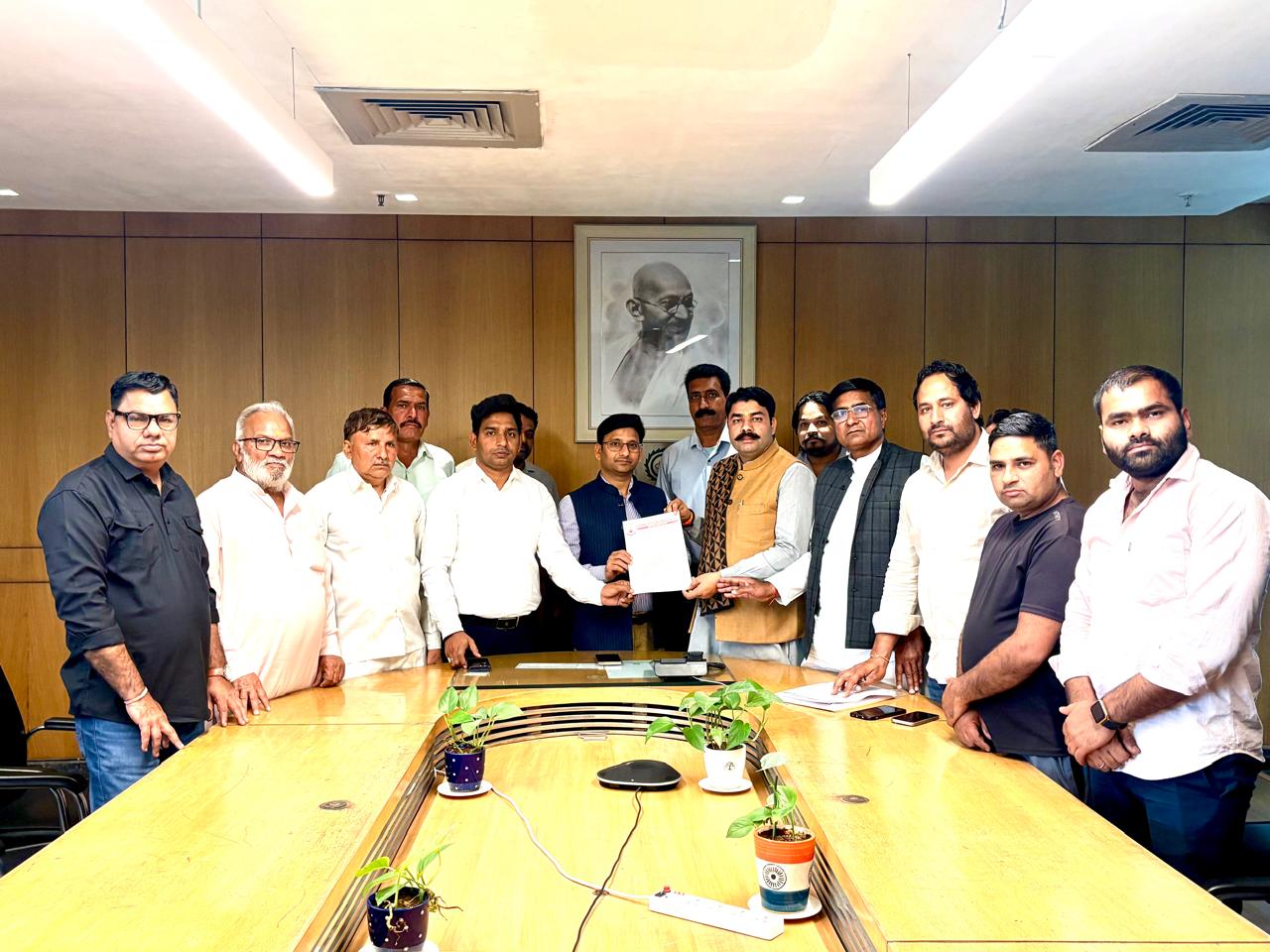 निर्माण के एक माह में ही उखड़ने लगी सड़क:करप्‍शन फ्री इंडिया संगठन ने दर्ज कराया विरोध