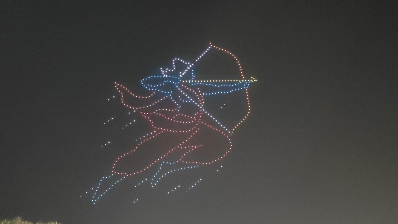 ड्रोन शो के दौरान सिटी पार्क में दिखाई दी विभिन्‍न आकृति:फ्लावर शो देखने के लिए बड़ी संख्‍या में पहुंचे लोग