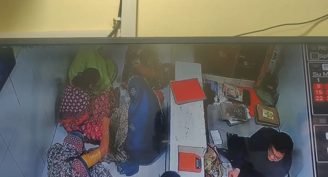 शातिर महिलाओं ने 15 लाख के गहने पर फेर दिया हाथ:सीसीटीवी में रिकार्ड हो गया महिलाओं की चोरी का अंदाज